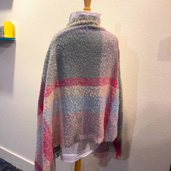 NWT Greenpoint large wrap with vintage pin - Picture 3 of 6